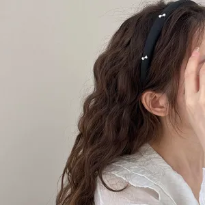 Diadema de esponja negra estilo coreano con lazos de diamantes en cabello ondulado