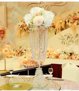Eleganter hoher Kristall-Blumenständer als luxuriöse Tischdekoration für Hochzeiten