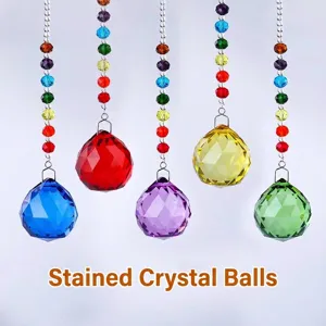 Lot de cinq pendentifs boules de cristal facettées pour l'éclairage et la décoration