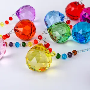 Attrape-soleil boules de cristal facettées multicolores avec chaînes de perles décor.