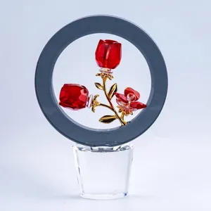 Ornement de rose en cristal rouge dans un cadre circulaire gris