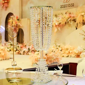 Eleganter europäischer Kristall-Blumenständer als Tafelaufsatz für Luxus-Hochzeiten