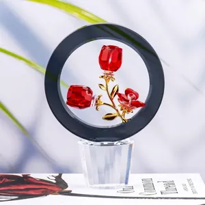 Vue détaillée d'un ornement de rose en cristal rouge dans un cadre circulaire noir