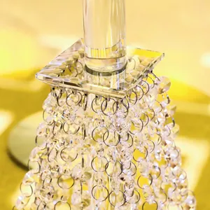 Detail des europäischen Kristall-Hochzeitstortenständers mit klaren Perlen und Metallringen