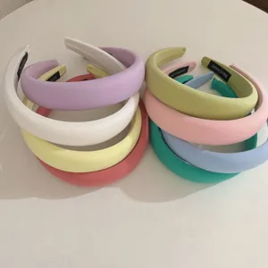 Vue détaillée d'une collection de serre-têtes rembourrés aux couleurs pastel variées