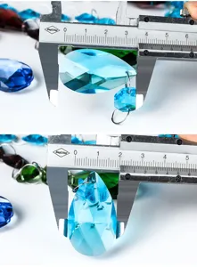Dettaglio della misurazione di un ciondolo in cristallo a goccia blu chiaro con calibro