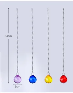 Dettaglio di pendenti in cristallo sfaccettato colorato con catena d'argento da 54 cm