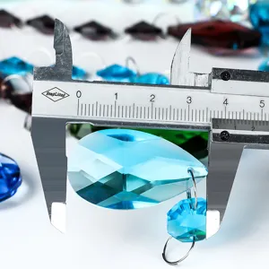 Pendaglio a goccia in cristallo azzurro misurato con calibro per dimensioni esatte.