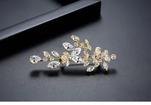 Detailaufnahme einer luxuriösen Weizenzweig-Brosche mit funkelndem Zirkonia.