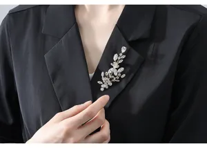 Elegante Ährenbrosche mit funkelnden Zirkonia auf einem schwarzen Blazer-Revers Detail