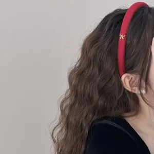 Diadema de esponja roja con lazo de mariposa dorado para un efecto de corona alta
