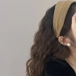 Serre-tête large en velours moutarde pour l'automne-hiver avec une texture douce