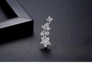Vue détaillée d'une élégante broche fleur en argent incrustée de cristaux étincelants
