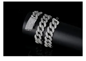 Primer plano de alta definición de collar de cadena cubana gruesa con pavé de circona