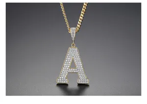 Primer plano de collar con colgante de letra A dorado con circonitas pavimentadas