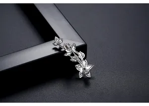 Vue détaillée de la broche fleur en argent avec pierres étincelantes et fermoir