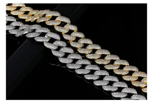 Detalle de cadena cubana hip hop en oro y plata con incrustaciones completas de circonitas