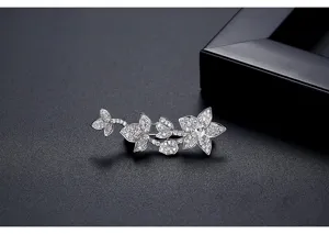Broche florale élégante avec cristaux scintillants, accessoire chic pour manteaux