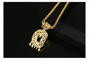 Macro-weergave van de holle achterkant van een gouden kroonletter O hanger ketting