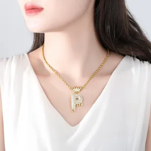 Hiphop ketting letter P met kroon en zirkoon druppel hanger in goudkleurige afwerking
