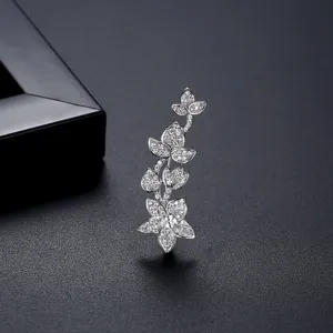 Broche fleur élégante en argent avec zircone pour pulls et manteaux