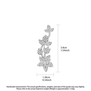 Broche florale élégante en argent avec cristaux étincelants et mesures de taille