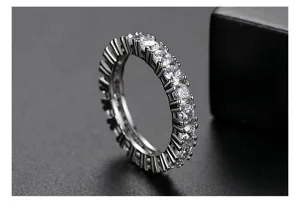 Detailweergave van eenrijige zirkoon eeuwigheidsring met klauwzetting voor heren.