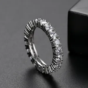 Schitterende hiphop eternity ring voor heren met één rij zirkonia in zilveren afwerking