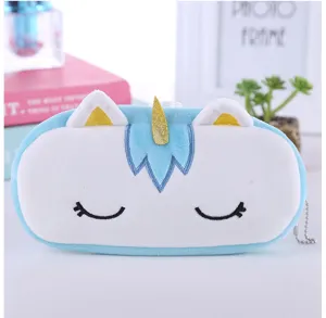 Dettaglio dell'astuccio unicorno in morbido peluche blu con graziose ciglia ricamate