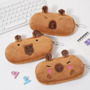 Vue détaillée de trois trousses en peluche Capybara avec différentes expressions mignonnes.