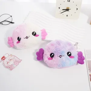 Primo piano di graziosi portamonete in peluche axolotl con ricami e morbida pelliccia