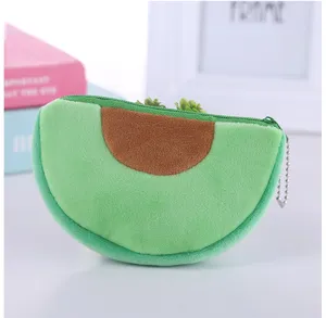 Primo piano di un simpatico portamonete in peluche a forma di avocado con zip