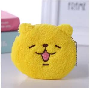 Dettaglio di un simpatico portamonete in peluche giallo per bambini e piccoli oggetti