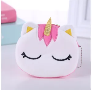 Primo piano del grazioso portamonete in peluche a forma di unicorno con corno dorato