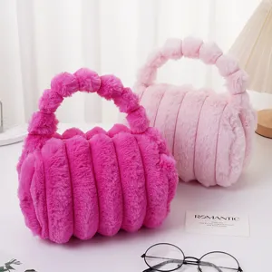 Detailansicht niedlicher Plüsch-Handtaschen in Magenta und zartem Rosa aus Webpelz