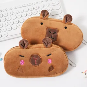 Gros plan de deux adorables trousses en peluche Capybara avec une texture très douce.