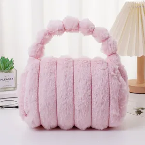 Schicke rosa gestreifte Kunstfelltasche für Damen mit süßem Pompon-Griffdetail