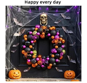 Vista dettagliata della ghirlanda di Halloween con palline e ragni decorativi