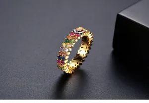 Macro-opname van een gouden ring met dubbele rij kleurrijke baguette-geslepen zirkonia.