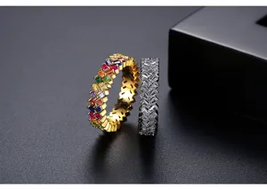 Close-up van dubbele rij goud en zilveren ringen met baguette geslepen zirkoon