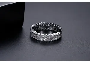 Macro-opname van een dubbele rij geometrische zirkoonring met een zilveren afwerking