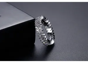 Gedetailleerde close-up van een zilverkleurige dubbele rij rechthoekige zirkoonring met geometrie