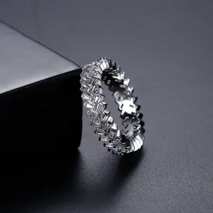 Elegante ring met dubbele rij baguette-zirkonia's en een glanzende zilveren afwerking