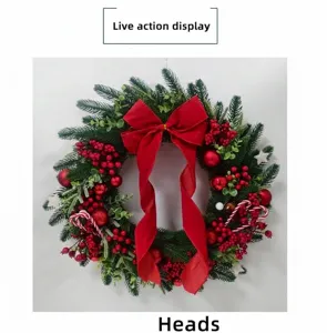 Vue détaillée d'une couronne de Noël verdoyante avec un grand nœud rouge et des baies