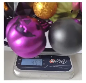 Dettaglio ravvicinato di palline decorative di Halloween su una bilancia da 49,3 g.