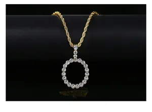 Detalle de un collar de cadena de cuerda dorada con colgante de círculo con circonitas.