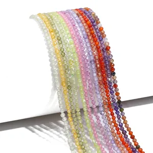 Nahaufnahme von 3 mm facettierten Kristall-Zirkon-Perlen in mehreren Farben für DIY