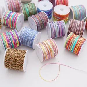 Gros plan de bobines de fil de jade de Taïwan n° 72 coloré pour création de bijoux