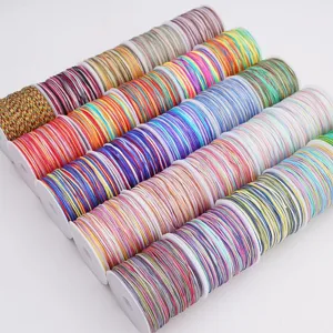Détail de cordons de macramé colorés sur des bobines en plastique blanc pour le DIY