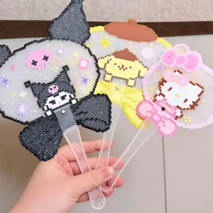 Detailopname van DIY-smeltkralenventilatoren met Kuromi, Pompompurin en My Melody.